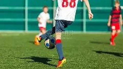 好友相聚！张小斐休闲装束现杨幂新剧拍摄地似探班