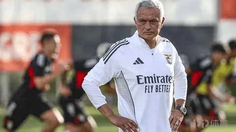 李浩菲与付伟伦街头浪漫邂逅