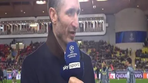 曼联速报：谢什科伤情紧急追踪，转会市场动向或重启齐尔克泽谈判！